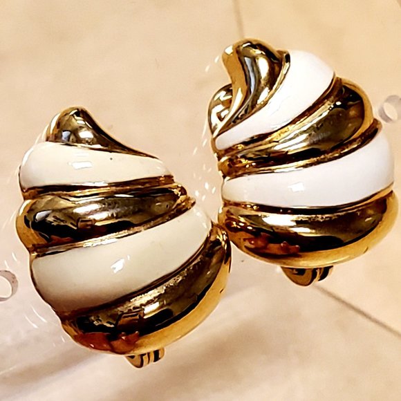 Vintage Signed MONET Gold and Cream Enamel Shell Clip Earrings - Picture 1 of 11